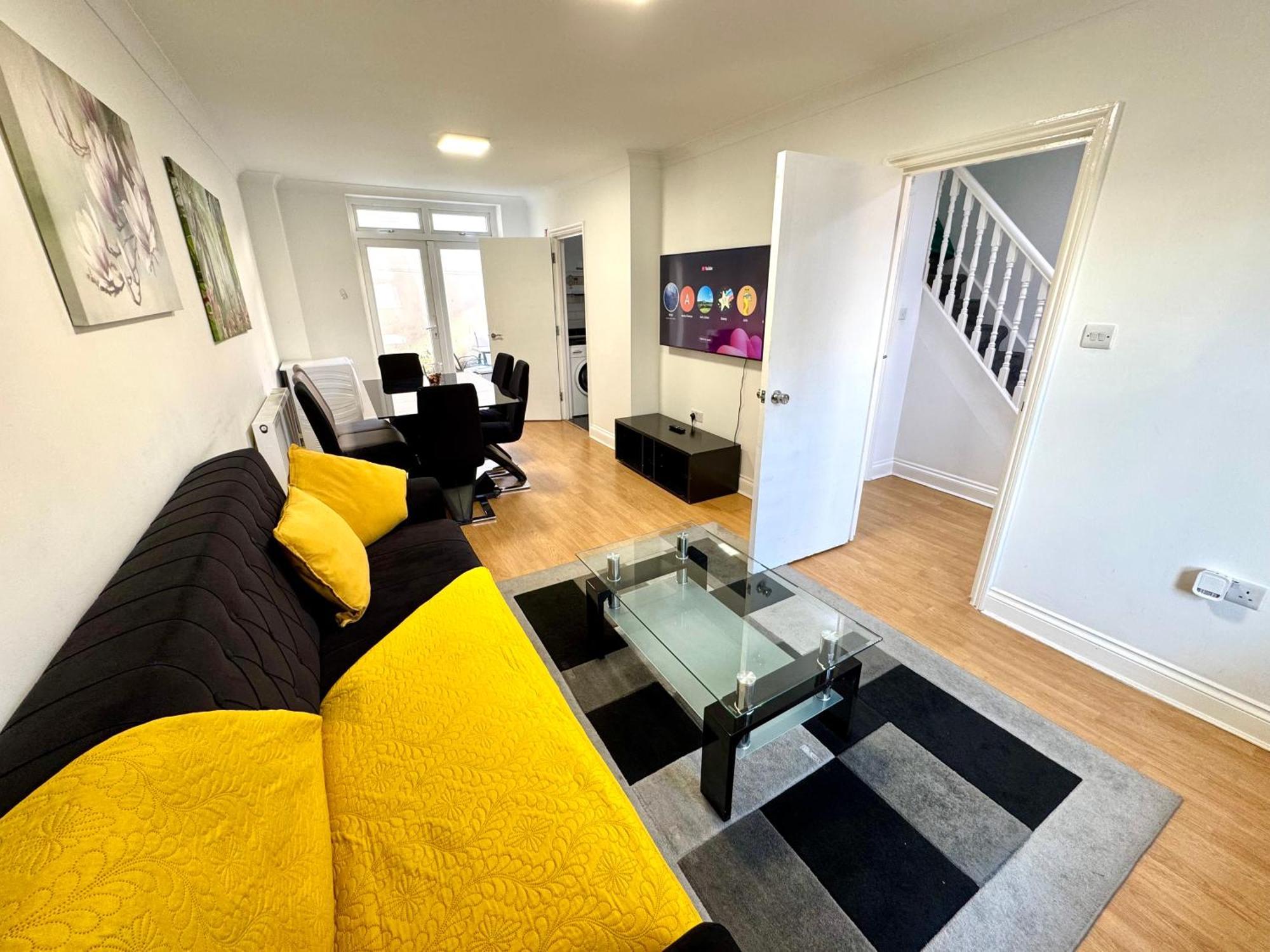 3 Bedrooms Spacious House, Separate Reception, 2 Full Bathrooms, Parking, Garden Londýn Exteriér fotografie