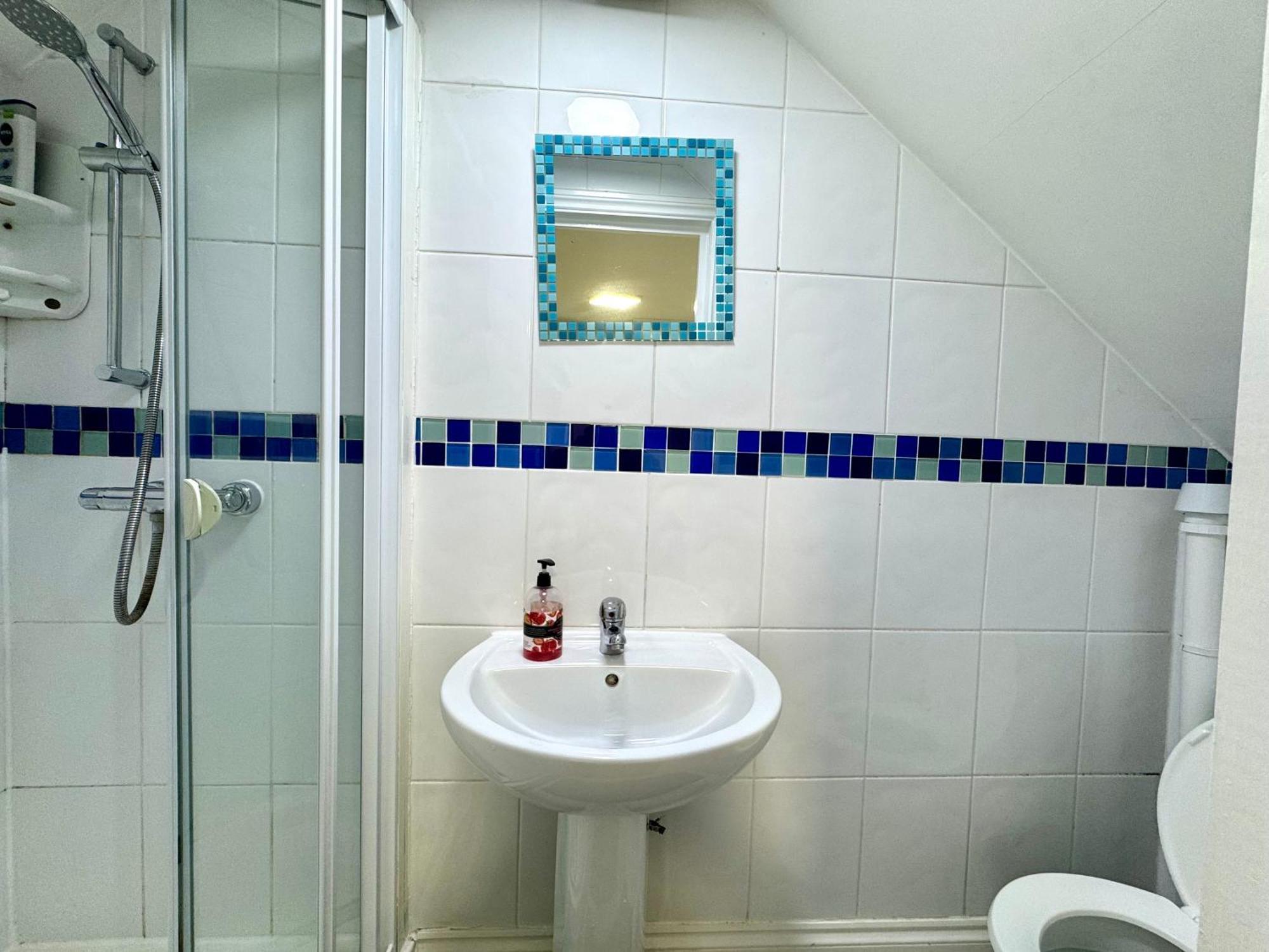 3 Bedrooms Spacious House, Separate Reception, 2 Full Bathrooms, Parking, Garden Londýn Exteriér fotografie